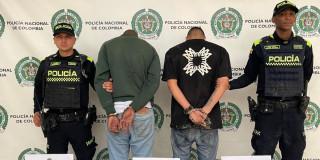Foto de los dos hombres capturados por hurto con arma de fuego en Puente Aranda en Bogotá.
