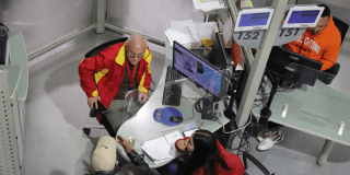 Foto de funcionarios del Distrito apoyando a un ciudadano 