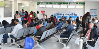 Imagen de una sala de un centro médico con pacientes