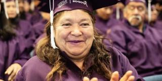 Mujer graduada de uno de los cursos