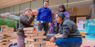 Imagen de niño divirtiéndose al lado de instructores del IDRD