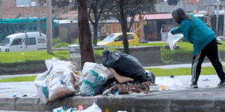 Imagen de basuras en anden de la ciudad de Bogotá