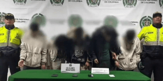 Imagen de los capturados junto a dos policías