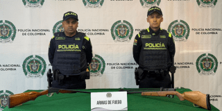 Imagen de los Policías con las armas incautadas 