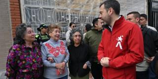 Foto del alcalde Carlos Fernando Galán junto a varios ciudadanos en una de las calles de Bogotá.