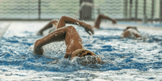 Imagen de personas en competencia de natación