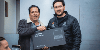 Imagen de la entrega de uno de los computadores a una persona