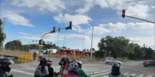 Foto de una vía de Bogotá donde resaltan varios vehículos