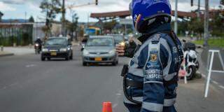 Foto de una agente de trásnito en una vía de Bogotá