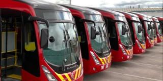 Foto de buses de TransMilenio estacionados