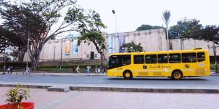 Foto de un bus de TransMilenio en una vía de Bogotá