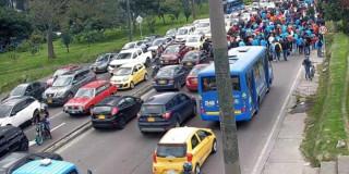 Foto de manifestantes en una vía de Bogotá 