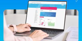 Imagen que muestra un computador y una persona escribiendo