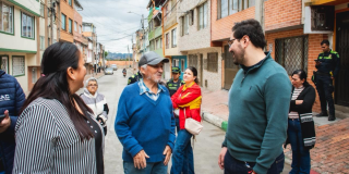 Imagen del alcalde local de Usaquén con vecinos del barrio Santa Cecilia Baja