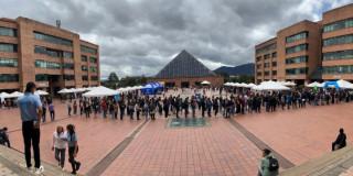 Persona haciendo fila en una feria de empleo 