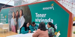 Foto que muestra cuatro personas hablando 