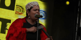 Foto de una persona cantando