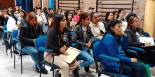 Foto de un grupo de mujeres en un salón.
