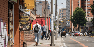 Foto de una persona caminando en una calle de Bogotá 