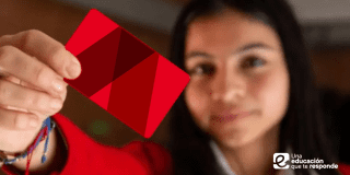 Imagen de una estudiante mostrando una tarjeta de color rojo