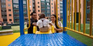 Foto que muestra a tres personas en un parque 