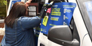 Imagen de una persona recargando la tarjeta TuLlave