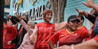 Foto de adultos mayores en una actividad 