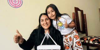 Imagen de una madre con su hija posando para la foto