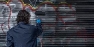 Imagen de persona pintando graffitti