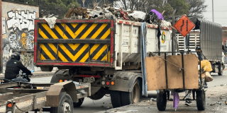 Foto de un camión con basuras en Bogotá 