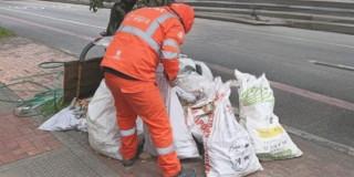Foto que muestra un trabajador de Aguas de Bogotá