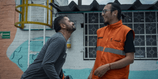 Imagen de un funcionario de IDIPRON junto con un joven