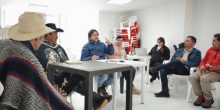 Imagen de la reunión de la comunidad con el alcalde local