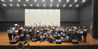Foto de un grupo de mujeres recibiendo sus licencias 