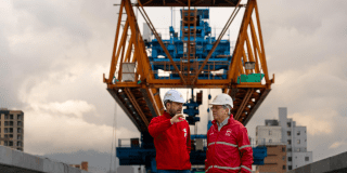 Imagen del alcalde Carlos Fernando Galán con el gerente del Metro en el viaducto de la obra