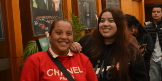 Imagen de dos mujeres estudiantes sonriendo