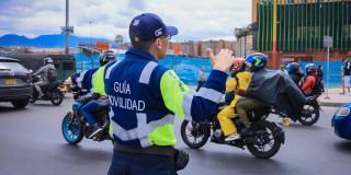Foto de una agente de tránsito en una vía de Bogotá 