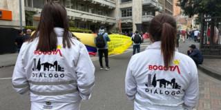 Foto de gestores de diálogo marchando por las calles de Bogotá 