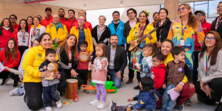 Imagen del alcalde Carlos Fernando Galán con niños y niñas que iniciaron clases en el Jardín Infantil