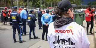 Mujer con chaqueta blanca de Gestora de Diálogo Social, durante una movilización