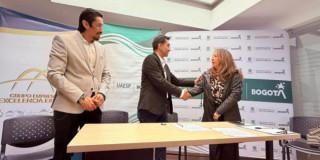 Foto que muestra tres personas hablando 