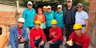 Foto que muestra un grupo de personas reunidas