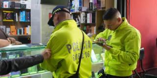Policías en operativo en tienda de celulares 