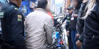 Foto del operativo en 'pagadiarios' de La Capuchina en Bogotá que dejó una persona capturada.