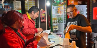 Foto de unos funcionarios del Distrito en operativo de seguridad