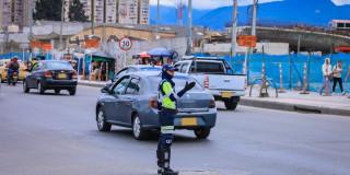 Foto que muestra vehículos andando por las calles