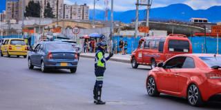 Foto que muestra vehículos andando por las calles