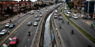 Imagen de una vía principal de Bogotá en la que se encuentran diferentes tipos de vehículos.