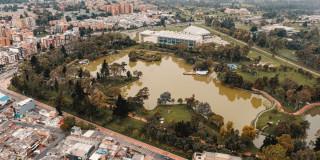Foto panorámica del parque de Los Novios de Bogotá.