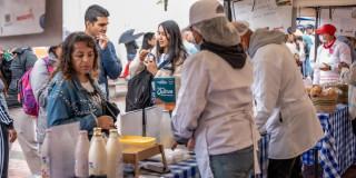 Foto de bogotanos y bogotanas en uno de los Mercados Campesinos de Bogotá.
